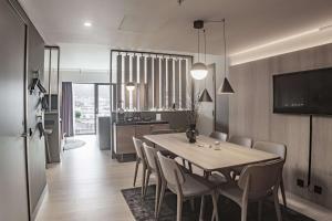 a kitchen and dining room with a table and chairs at Hotel Norge by Scandic in Bergen