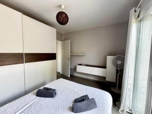 Ένα ή περισσότερα κρεβάτια σε δωμάτιο στο Casamea - Maison, Jardin, Clim, Proche Plages