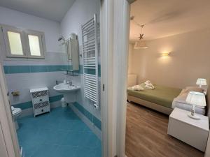 a small bathroom with a bed and a sink at Residence San Francesco in Tirrenia