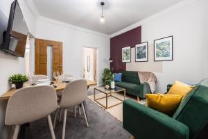 TV a/nebo společenská místnost v ubytování Stylish 3BR Home near Hospital and Auckland Castle