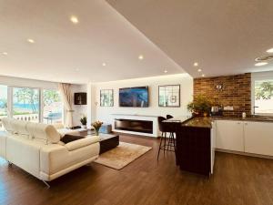 Μια τηλεόραση ή/και κέντρο ψυχαγωγίας στο Luxury modern beachfront villa