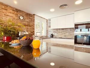 Η κουζίνα ή μικρή κουζίνα στο Luxury modern beachfront villa