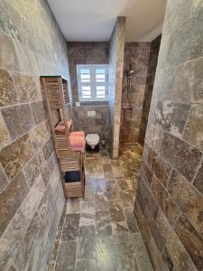 Ένα μπάνιο στο Watervillas Breezy Bay