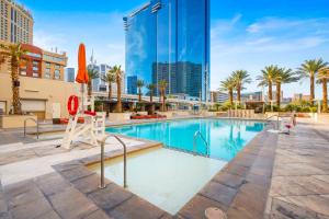 拉斯维加斯8th Flr MGM Signature Studio, Strip View, No Fee的有棕榈树和建筑物的游泳池