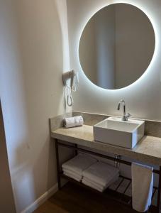 a bathroom with a sink and a mirror at Hot Beach Suites in Olímpia +14 photos