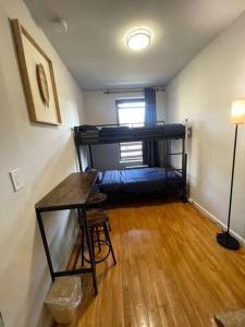 Habitación con litera y mesa. en Chelsea Studio 5 - Shared Bathroom, en Nueva York
