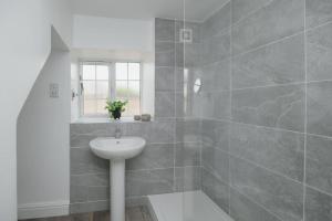 Koupelna v ubytování Lovely 2 Bedroom Cottage In The Heart Of Adderbury