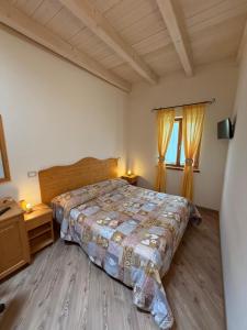 Postel nebo postele na pokoji v ubytování Garnì Sella Cipriani