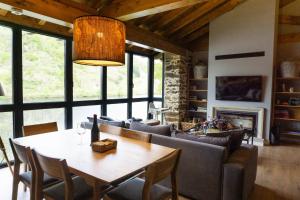 ein Wohnzimmer mit Tisch und Couch in der Unterkunft Ribeira Sacra a Orilla Rio Miño Casas do Pincelo in Pincelo