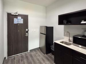 Kuchyň nebo kuchyňský kout v ubytování Studio 6 Dallas, TX – Fair Park
