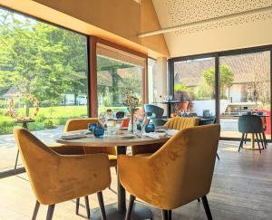 a dining room with a table and chairs at Le Cap Hornu in Saint-Valéry-sur-Somme