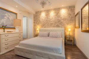 Ένα ή περισσότερα κρεβάτια σε δωμάτιο στο Charming Villa in Arezzo with Private Pool and Garden