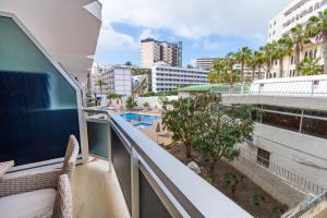 サン・バルトロメにあるTHE SECRET OF ELEPHANT by HOMESTAYGRANCANARIAのプールと建物の景色を望むバルコニー