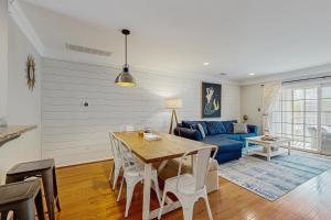 Posezení v ubytování Rehoboth Crossing - 19797 Keystone Dr, Unit 141