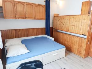 Postel nebo postele na pokoji v ubytování Charmant studio accès direct aux pistes et GR10, vue sur la vallée