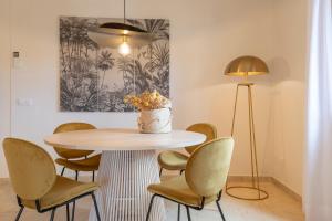 a dining room with a table and chairs at Paz y Mar, Santa Ponsa in Santa Ponsa