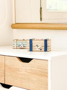 a shelf with books on top of a desk at Apartamento Saica by ALÔGA in Corcubión