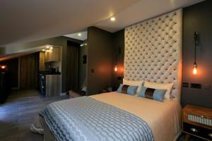 Tempat tidur dalam kamar di Charm Flats