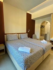 阿里拉斯Bardis Hotel的一间卧室配有一张床,上面有两条毛巾