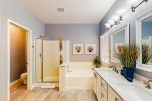 une salle de bain avec une douche, un lavabo et une baignoire dans l'établissement Riviera Retreat, à Sun Lakes 18 autres photos
