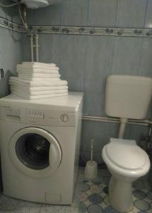 Ένα μπάνιο στο Apartament Azur