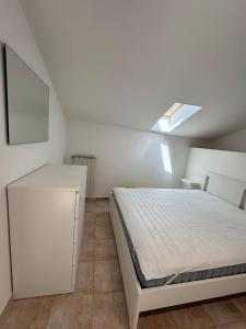 Un dormitorio blanco con una cama y un armario. en Casa Nostra, en Vasto