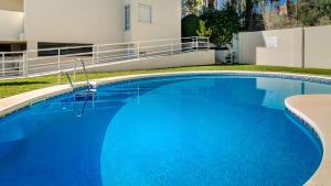 Bazén v ubytování VACATION MARBELLA I Puente Romano Modern Flat, Best location in town, Walk to the beach, Parking and Swimming Pool nebo v jeho okolí