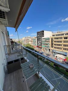 einen Balkon mit Bänken und Stadtblick in der Unterkunft Luxury Apartment in Athens in Athen