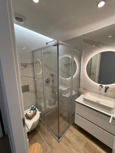 ein Badezimmer mit Dusche und Waschbecken in der Unterkunft Luxury Apartment in Athens in Athen