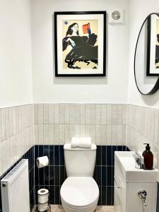 Ένα μπάνιο στο Barton Suites Luxury Home 2 of 2 Sleeps 6