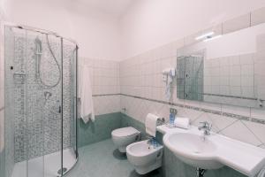 Kamar mandi di Villa San Lorenzo