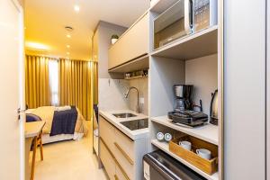 Piccola camera con cucina e letto di Studio Aconchegante com A/C no All Batel - BAT0821 a Curitiba