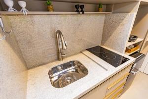 un bancone della cucina con lavandino di Studio Aconchegante com A/C no All Batel - BAT0821 a Curitiba Altre 122 foto