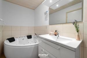 Et badeværelse på Ferienhaus Lagunenblick 42 Marina Wendtorf + 9 billeder