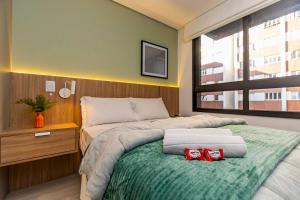 una camera da letto con un letto con due cuscini sopra di Requinte e Conforto no All Batel - BAT0924 a Curitiba