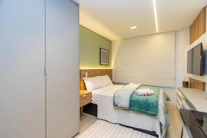 una piccola camera da letto con un letto e un armadio di Requinte e Conforto no All Batel - BAT0924 a Curitiba