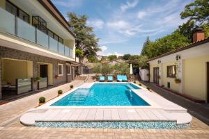 JurdaniにあるHillside Apartmentsの家の裏庭にあるプール