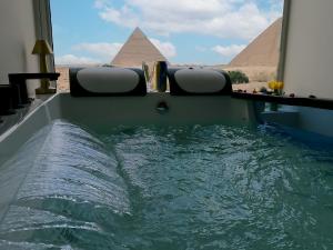 Bazén v ubytování Giza Pyramids View Inn nebo v jeho okolí