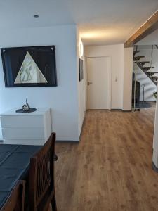 Una sala de estar con un televisor en la pared. en Große Landhauswohnung, en Ramhusen 12 fotos más