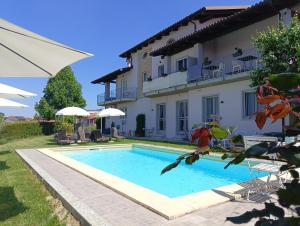 Bazén v ubytování Domus Langhe B&B nebo v jeho okolí