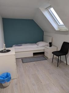 ハイデにある2 Zimmer, Küche, Bad - Monteurszimmer und Dienstwohnung im Boardinghaus Heideのベッドと机と椅子のある寝室