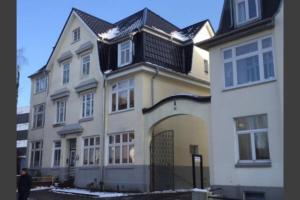 a man standing in front of a house at 3 Zimmer Loftwohnung in Itzehoe in Itzehoe