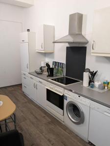 una cucina con fornelli e lavatrice di 3 Zimmer Loftwohnung in Itzehoe a Itzehoe