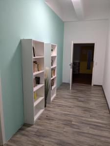 una stanza vuota con una libreria e un corridoio di 3 Zimmer Loftwohnung in Itzehoe a Itzehoe Altre 14 foto