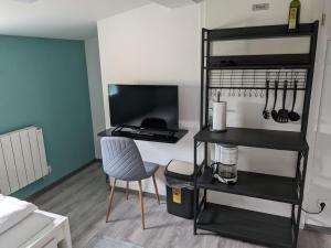 a room with a table and a chair and a desk at Bauleiter Apartment Büttel in Sankt Margarethen