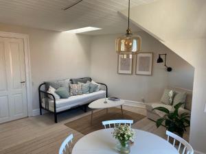 ein Wohnzimmer mit Sofa und Tisch in der Unterkunft Torvet 4 in Svendborg