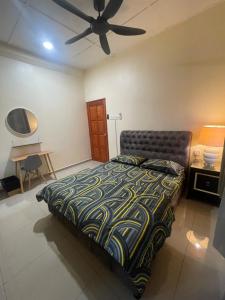 Postel nebo postele na pokoji v ubytování PD Coral cove homestay