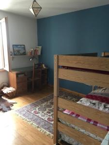 Un dormitorio con una litera y un escritorio. en Le Beau Rivage, en Publier