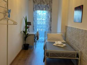 a bedroom with a bed with a towel on it at Inn Rhome 71 in Rome