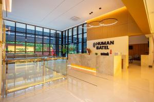 een lobby van een Hilman-bankgebouw bij Studio Completo e Refinado no All Batel - BAT1516 in Curitiba +127 foto's